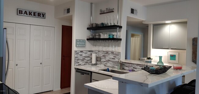 Foto del edificio - 9820 N Central Ave