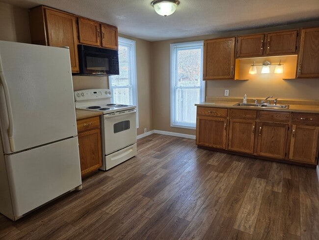 Building Photo - Remodeled 3-Bedroom, 1-Bathroom Home with Basement & Garage – $1,550/Month | Accepting Section 8