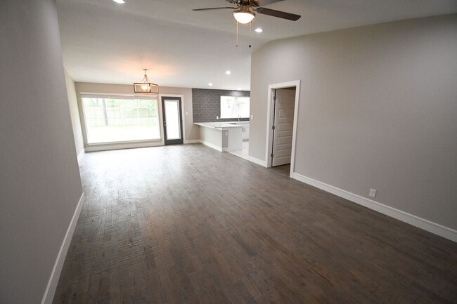 Building Photo - NEWLY REMODELED 4 bedroom