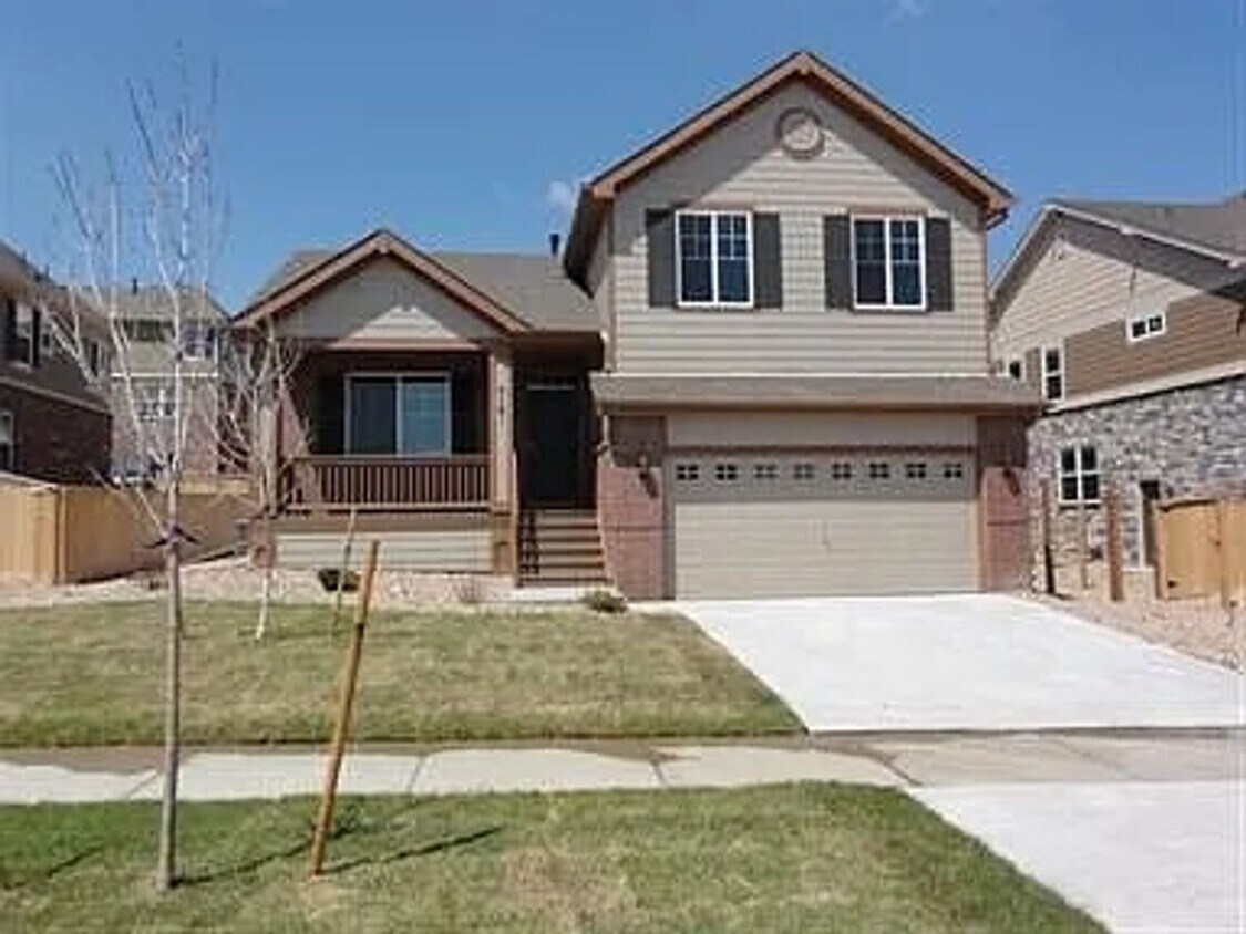 Foto principal - 3 BR/2.5BA Home with 2-Car Garage Near Buc...