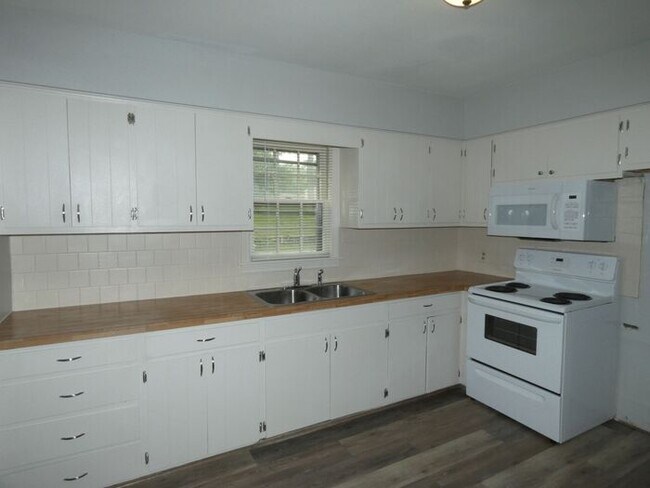 Foto del edificio - Riverside Home Ready to Lease-4701 N Green Hills Rd