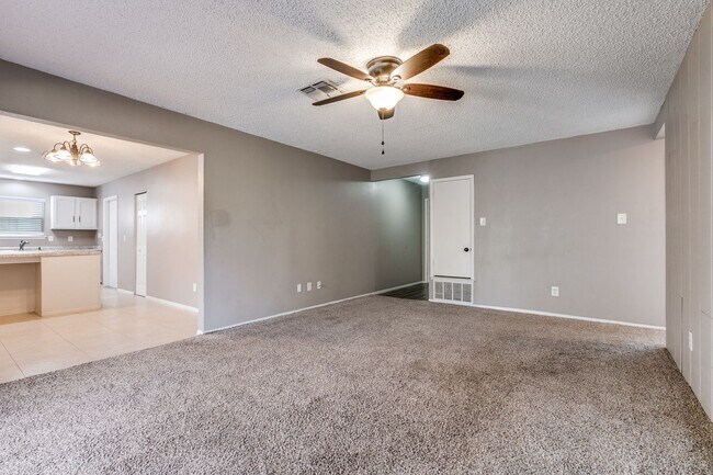 Building Photo - 3-BEDROOM HOME IN PIPERS MEADOW