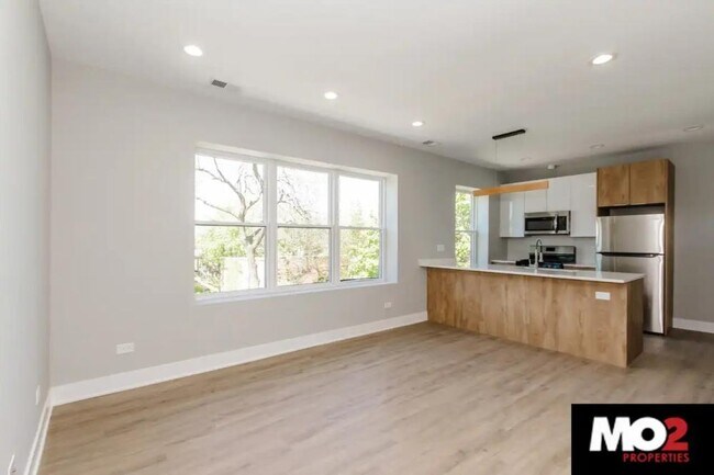 Building Photo - 3 bedroom in Chicago IL 60647