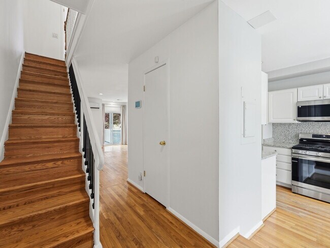 Foto del edificio - 2127 Newport Pl NW