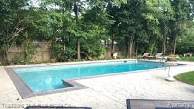 Foto del edificio - Elegant 4-Bedroom Home in Prime Troy Location with Pool Access and Modern Amenities
