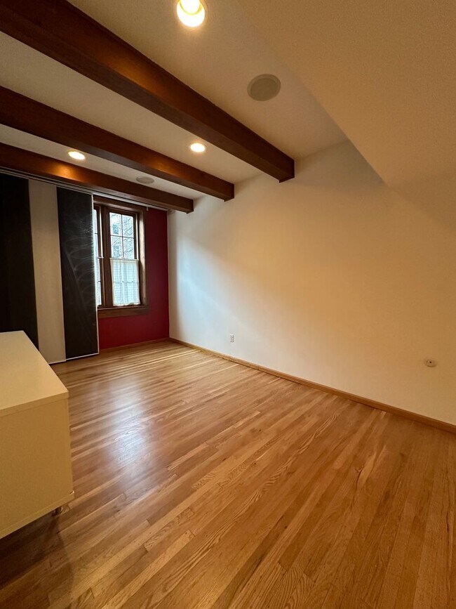 Building Photo - Bright 2 bed 1 bath available now