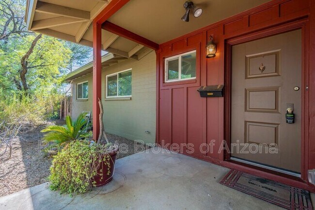 Building Photo - 621 E Grace Dr