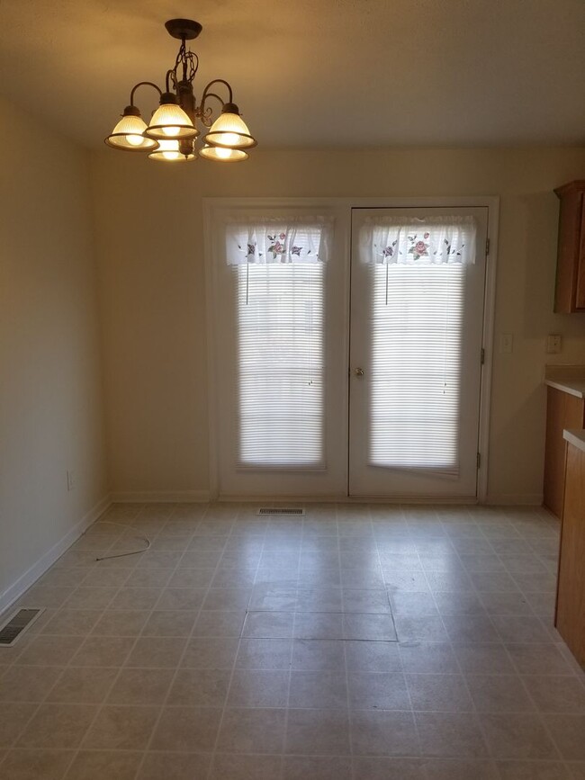 Building Photo - Spacious 3 Bedroom 2.5 Bathroom Townhouse ...