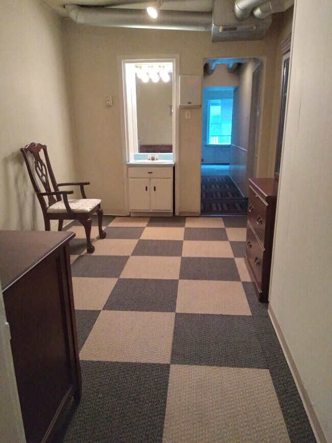 Dormitorio o estudio con lavabo adicional - 7527 Forsyth Blvd