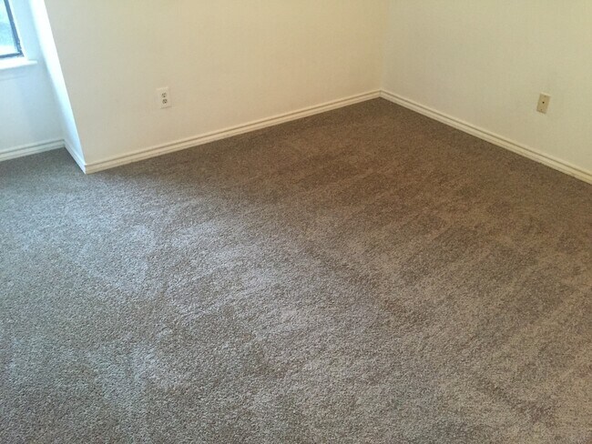 Building Photo - 3-2 DUPLEX! AVAILABLE NOW