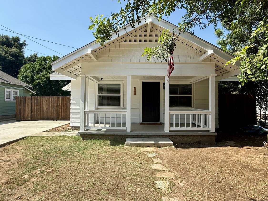 Primary Photo - Charming 2 bedroom 1 Bathroom