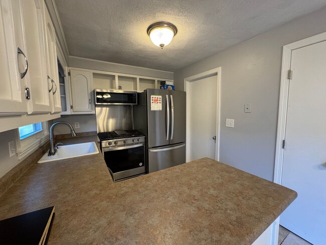 Building Photo - Modern Duplex with Ample Space and Prime H...