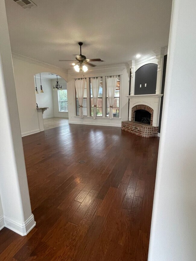 Building Photo - 4 Bedroom in North Bossier Gated Community...