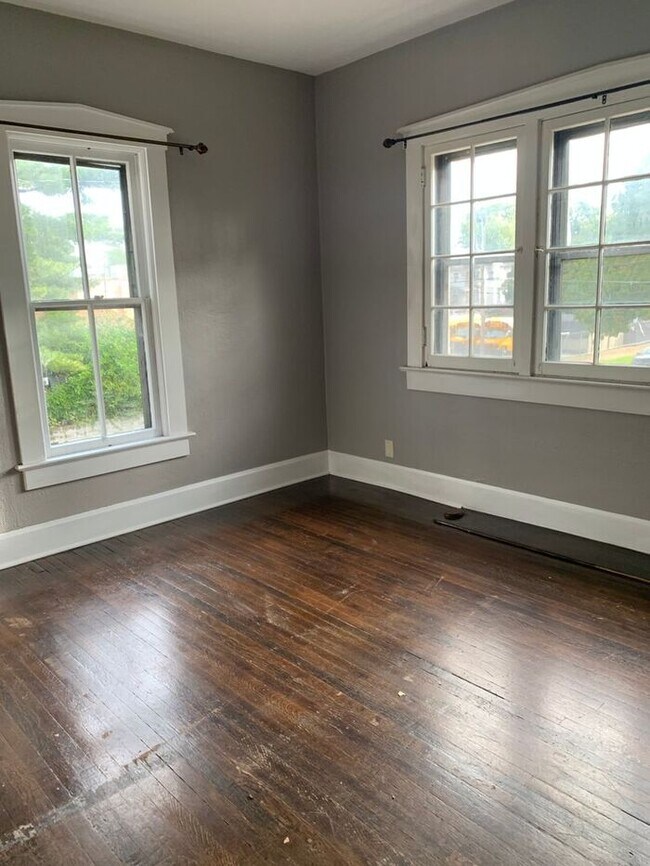 Building Photo - Newly Remodeled 3 Bedroom Duplex