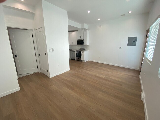 Foto del edificio - 4913 Kester Ave
