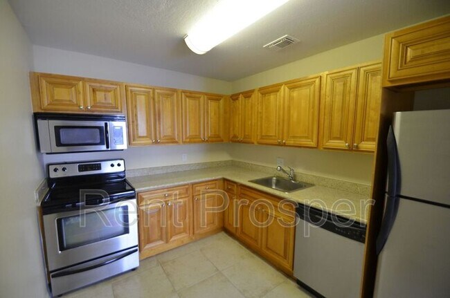 Building Photo - 4018 Versailles Dr