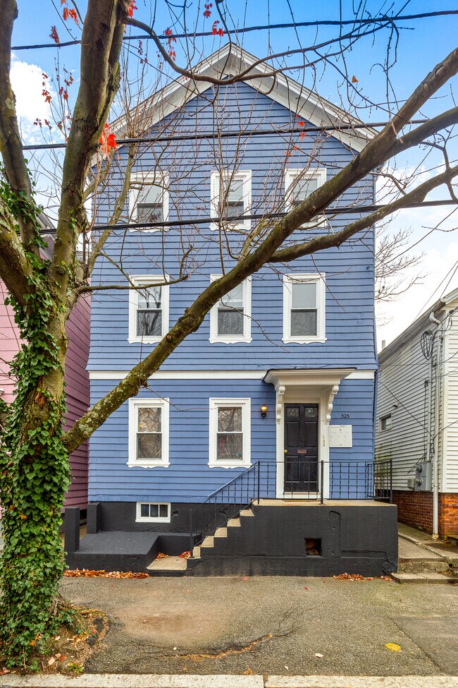 Foto del edificio - 323 Williams St