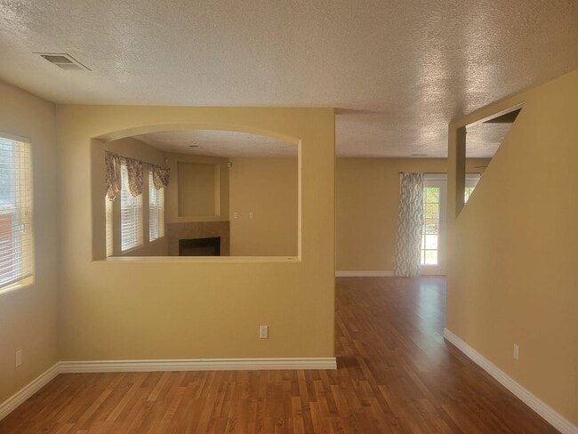 Foto del edificio - Spacious 4 Bedroom Home in Ventana Ranch. Upstairs living space! Great location!