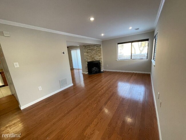 Building Photo - 3 br, 1 bath Townhome - 7508 Woodbine Dr