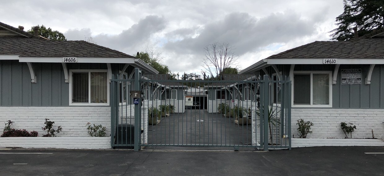 Primary Photo - 14606 W Magnolia Blvd