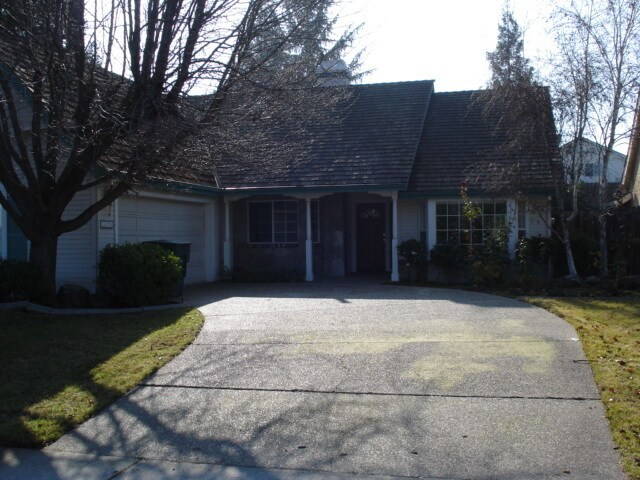 Foto del edificio - SINGLE STORY 3 BEDROOM, 2 BATH, & 2 CAR IN ROSEVILLE!