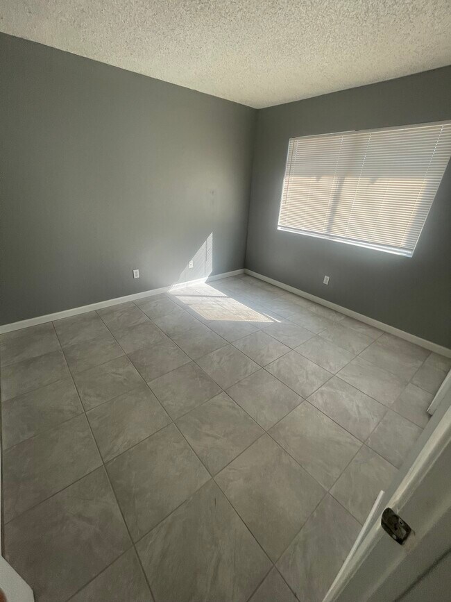 Bedroom - 732 W Devonshire Ave