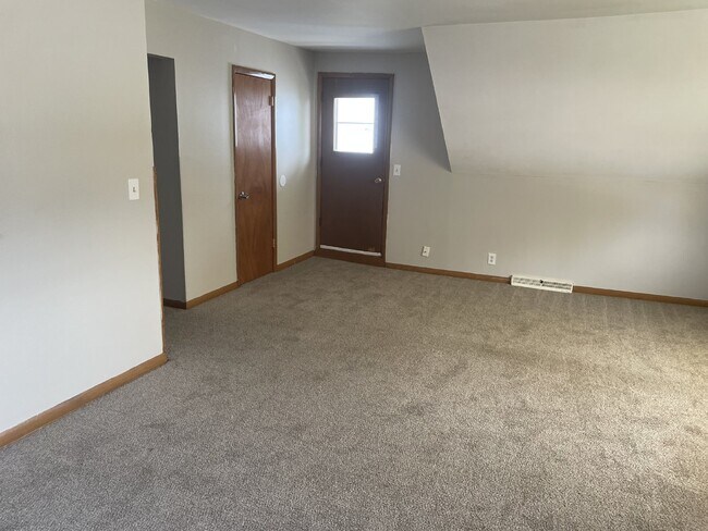 Building Photo - Upper 2 Bedroom 1 Bath Duplex