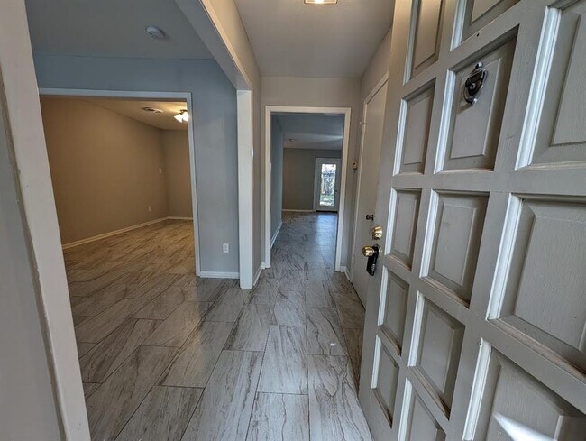 Foto del edificio - 5478 Birdwood Rd