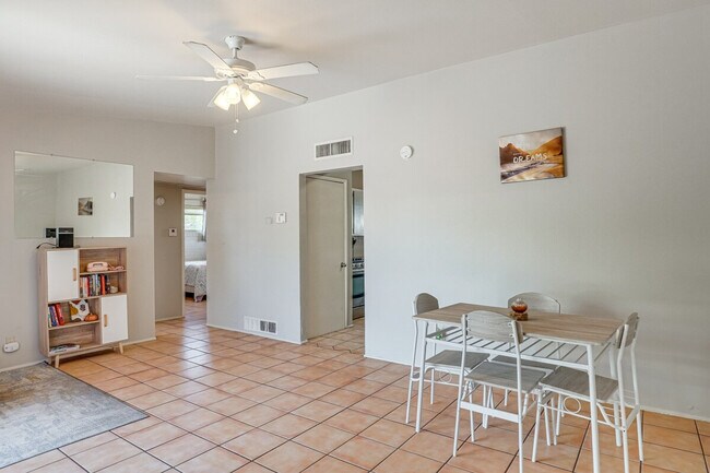 Building Photo - 858 E Alturas St