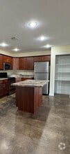 Building Photo - Oak Tree Manor