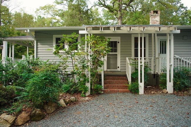 Building Photo - LOCATION! LOCATION! LOCATION! 4 Bedroom Ho...
