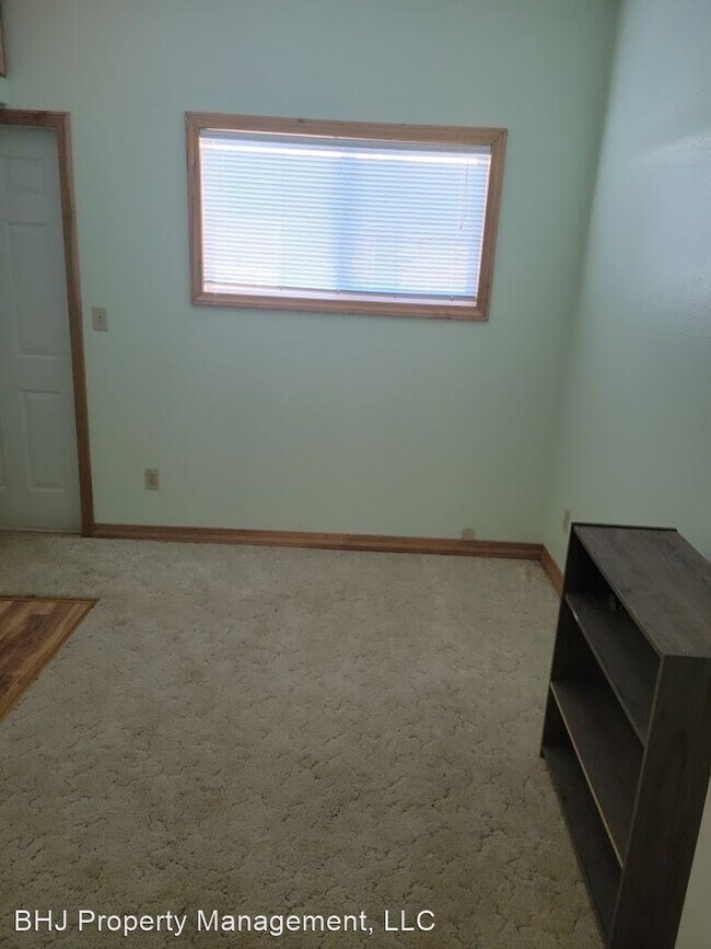 Building Photo - 2 br, 1.5 bath House - 305 E Works