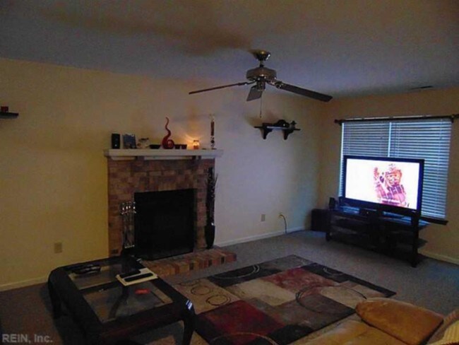 Building Photo - 204 Saltwood Ct