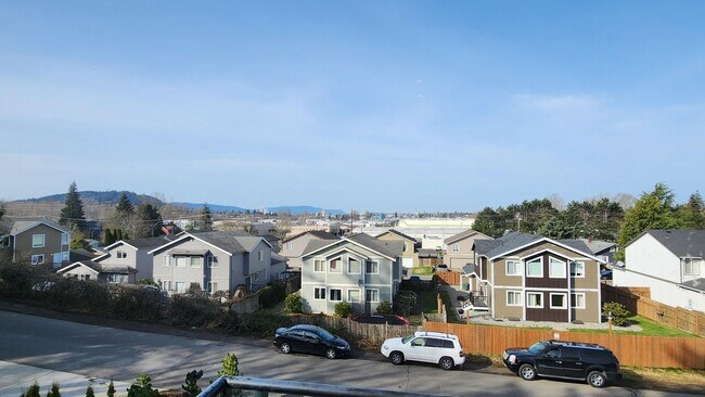 Building Photo - 5 Bedroom House close to Whatcom Falls Park