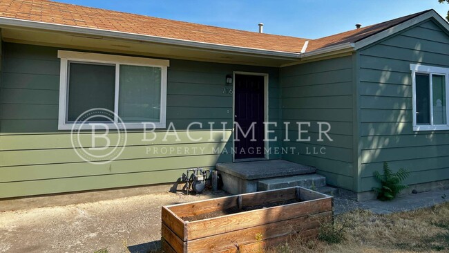 Building Photo - 3 Bed/1 Bath Home w/ Off-Street Parking