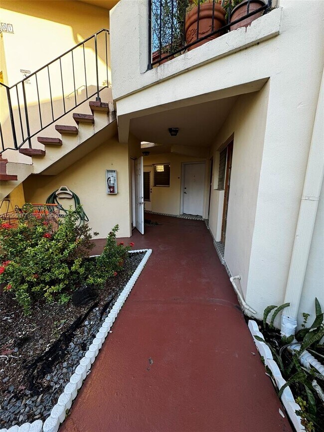 Building Photo - 1601 NE Miami Gardens Dr