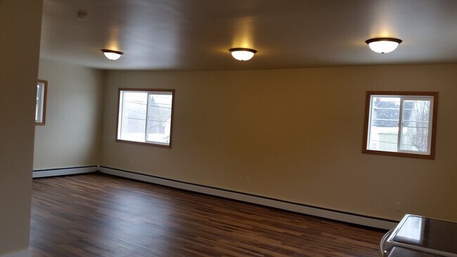 Viviendo - 241 S Healy Ave