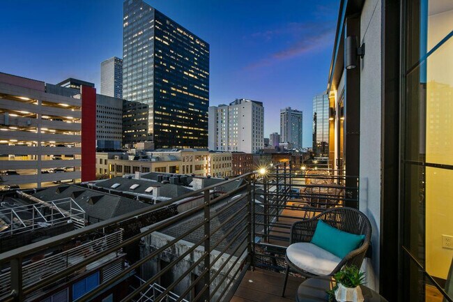 Foto del edificio - 611 Commerce St
