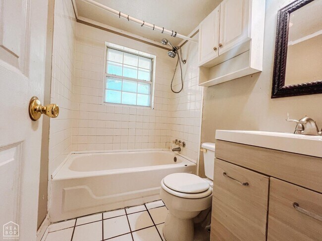 Foto del edificio - 3 Bedroom Home with Quick Access to Downto...