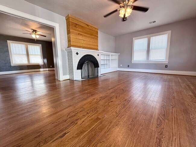 Foto del edificio - Updated 2BD 1BA Craftsman Home in Central ...