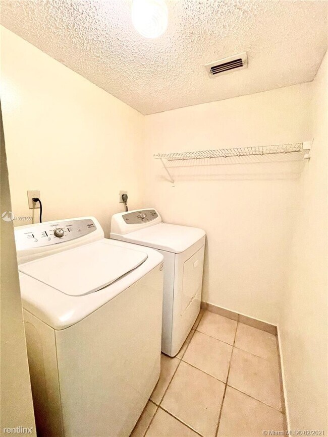 Foto del edificio - 2 br, 2 bath Condo - 9450 Palm Cir S