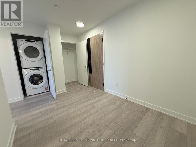 Building Photo - 1007 The Queensway