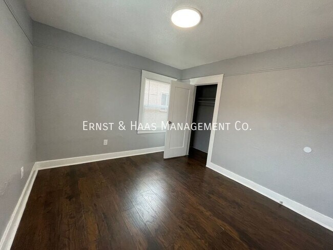 Foto del edificio - Fantastic 4 Bedroom  2 Bath Apartment Near...