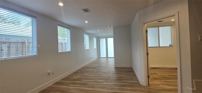 Building Photo - 3620 Thomas Ave