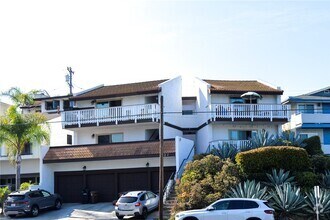 Building Photo - 227 W Escalones