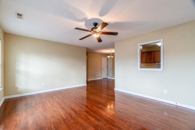 Building Photo - beautiful and cozy 2 bedroom, 2 bathroom a...