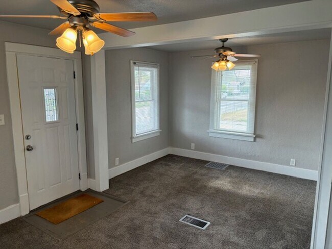 Building Photo - Charming Home