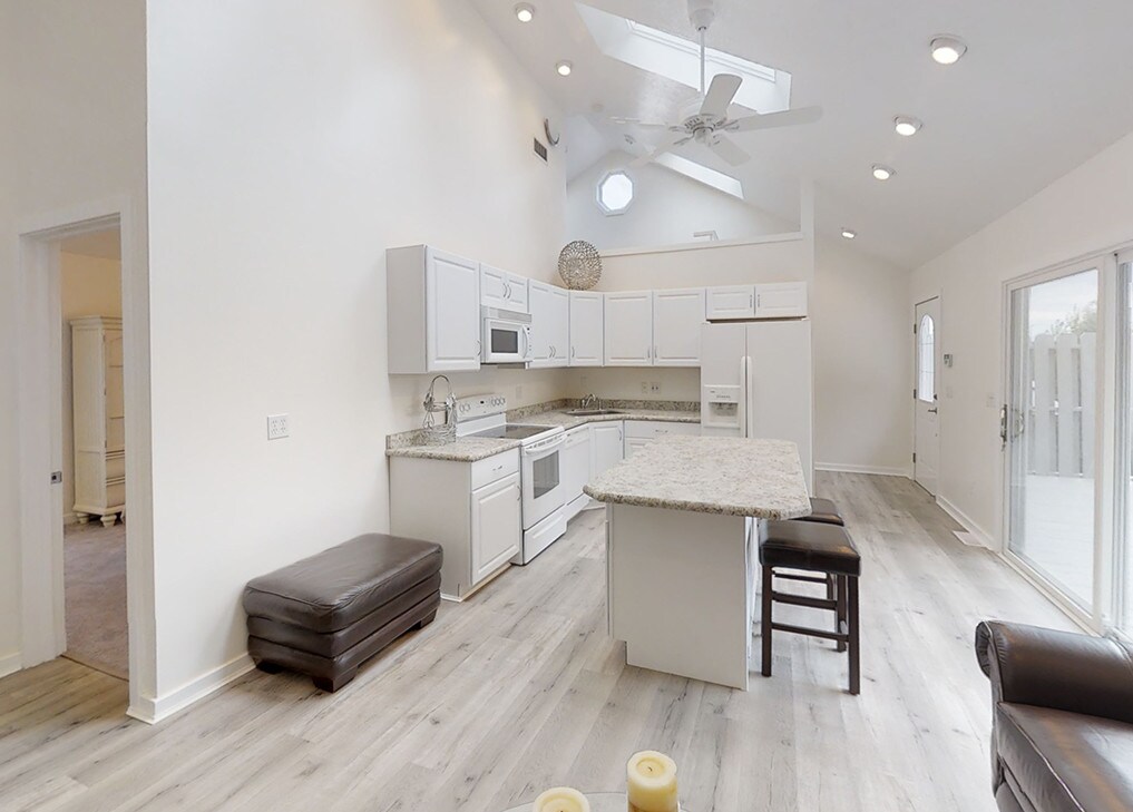 Fully Furnished 1 Bedroom Apartment For Lease - 1315 Peninsula Dr