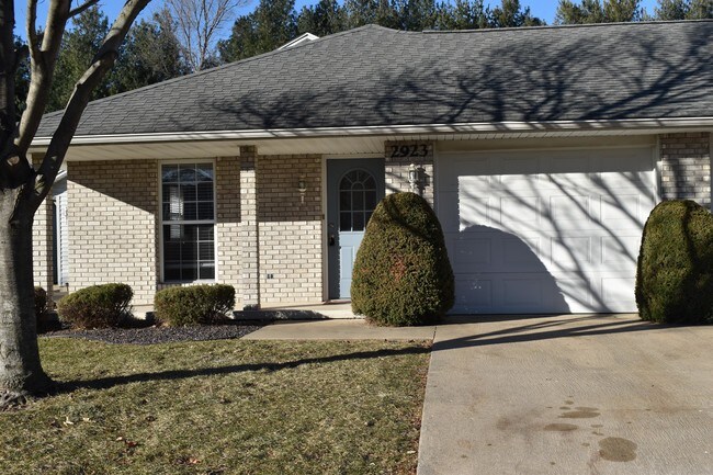 Foto del edificio - 2923 Bluff Ridge Dr