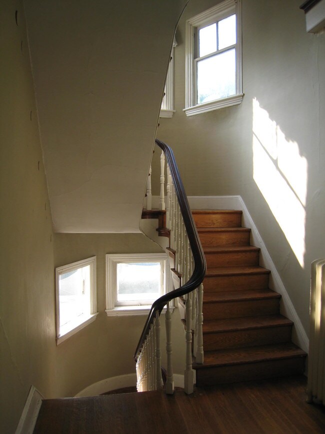 Escaleras - 33 Estaugh Ave